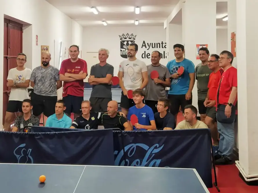 Equipo tenis de mesa posando