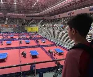 Pabellón con mesas de tenis